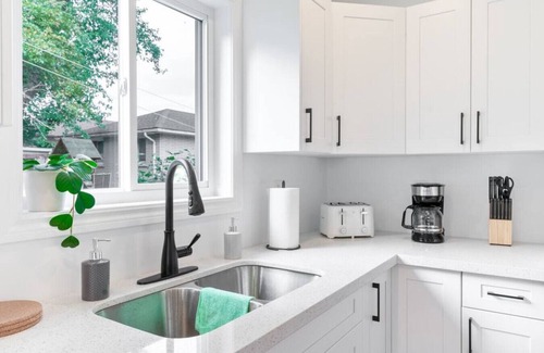 Barrie Apartment | Modern 4BR Coach House | Near Beach & Downtown