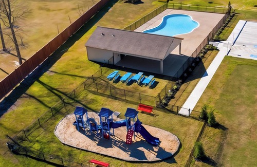 Porter House | Modern 4br house · 4 king beds · Game room · Community Pool · Pets welcome!