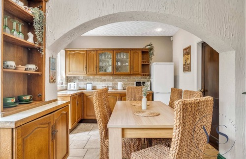 Marston Green Apartment | Modern 4BR House, Parking, NEC, Birmingham Airport