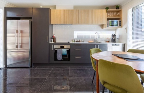 Riccarton House | Modern 4BR in Riccarton Walk to Mall and Park
