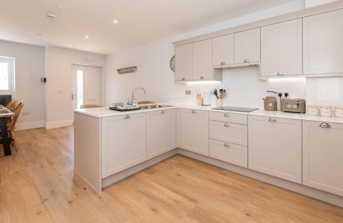 Reading House | Modern 4BR New Home near Biz Park Station Pass the Keys