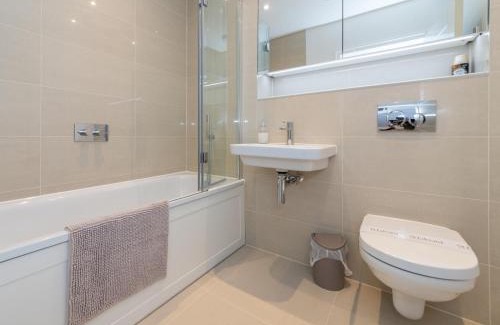 Reading House | Modern 4BR New Home near Biz Park Station Pass the Keys