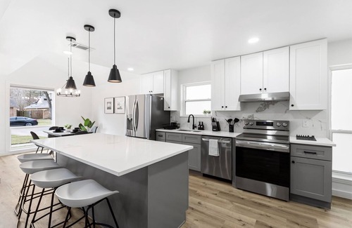 Barker House | Modern 4BR Retreat Family & Pet Friendly Near Cypress, Tomball, Spring