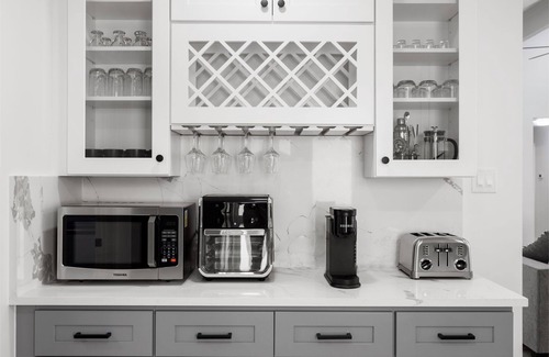 Barker House | Modern 4BR Retreat Family & Pet Friendly Near Cypress, Tomball, Spring