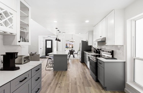 Barker House | Modern 4BR Retreat Family & Pet Friendly Near Cypress, Tomball, Spring