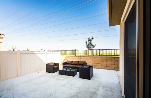 Ontario House | Modern 4BR Retreat: Fast WiFi, Flexible Lease, Pet-Friendly, Near ONT Air #41414