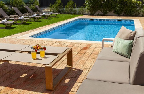 Santa Eulalia Villa | Modern 4BR w/Heatable Pool & BBQ in Albufeira