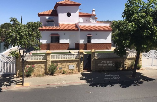 Costa Esuri Villa | Modern 5 bed Villa with pool and private parking on Spanish & Portuguese border
