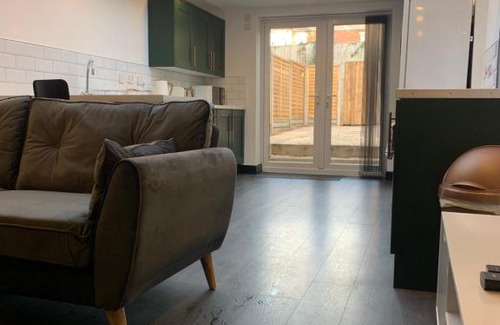 Coventry House | Modern 5 bedroom all en-suite house in Coventry