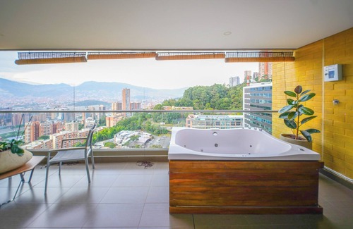 Lalinde Apartment | Modern 5 Bedroom w/Jacuzzi & Amazing View, Poblado