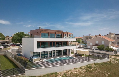 Premantura Villa | Modern 5-Br Villa for 10 with pool, sauna and jacuzzi close to beach