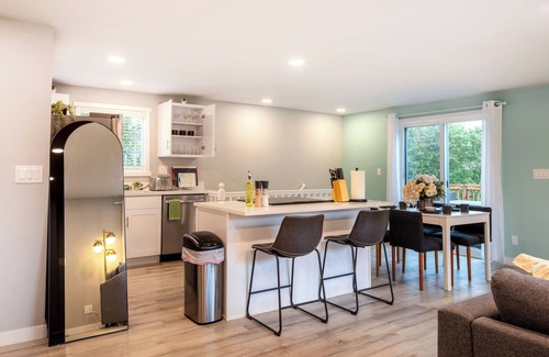 Bryn Mawr-Skyway House | Modern 5Bd+3Ba Remodeled Home with AC, Wifi, BBQ, Backyard in brilliant Seattle