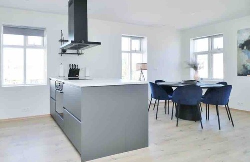 City Center House | Modern 5bdr. centrally located by the harbor