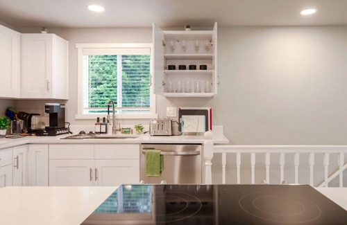Bryn Mawr-Skyway House | Modern 5BR 3BA Remodeled Home with BBQ Backyard