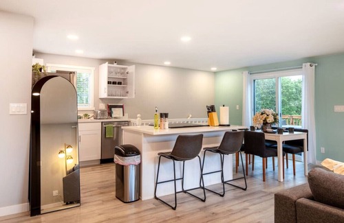 Bryn Mawr-Skyway House | Modern 5BR 3BA Remodeled Home with BBQ Backyard