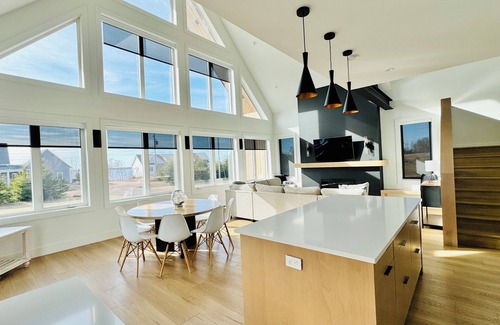 Brackley Beach Ski Chalet | Modern 5BR Chalet with Ocean Bay Views within minutes to the Beach and Town