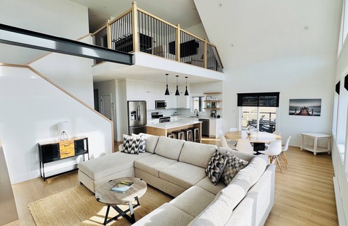 Brackley Beach Ski Chalet | Modern 5BR Chalet with Ocean Bay Views within minutes to the Beach and Town