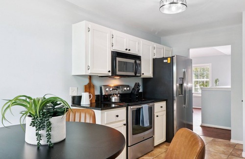 Savannah House | Modern 5BR Home I GameRoom & Workspace