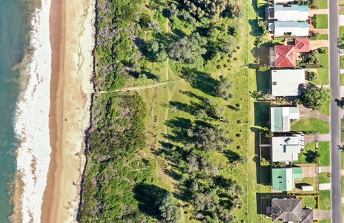 Long Beach Villa | Modern 5brm Beachfront Bliss - Fur babies welcome - foot steps to golden sands