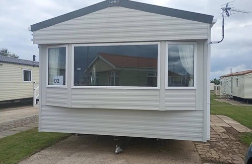 Winestead House | Modern 6 berth caravan at Sand le Mere Park, Yorkshire ref 71002D