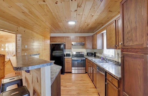 Hickory Hills Cabin | Modern 6BR Cabin- Hot Tub, Theater, Basketball