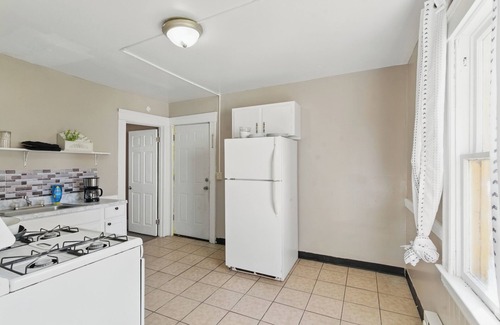 Southside House | Modern 6BR Near Syracuse U, Destiny & Zoo Sleeps 18