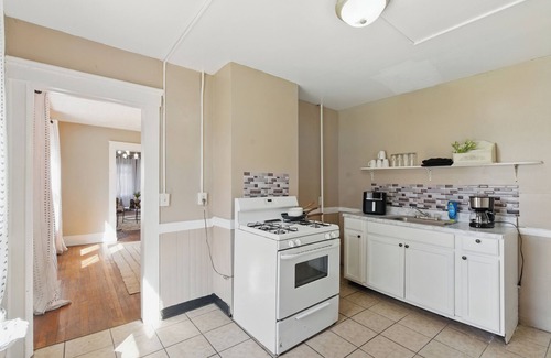 Southside House | Modern 6BR Near Syracuse U, Destiny & Zoo Sleeps 18