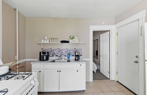 Southside House | Modern 6BR Near Syracuse U, Destiny & Zoo Sleeps 18