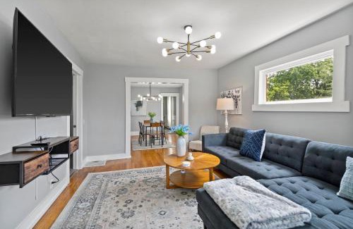 Southside House | Modern 6BR Near Syracuse U, Destiny & Zoo Sleeps 18