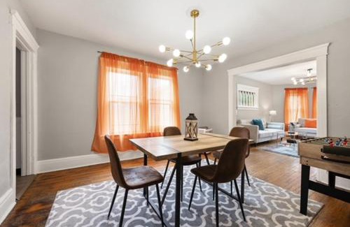 Southside House | Modern 6BR Near Syracuse U, Destiny & Zoo Sleeps 18