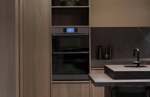 Sea to Sky Highway House | ★Modern 7 Bedroom Family Retreat w/Pool, Sauna & Mountain Views★