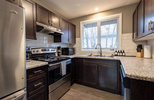 Regina House | Modern | 75" 4KTV & Wii | Fire Pit | Standing Desk Dual Monitors | 3 min to RCMP