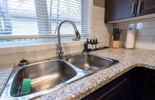 Regina House | Modern | 75" 4KTV & Wii | Fire Pit | Standing Desk Dual Monitors | 3 min to RCMP