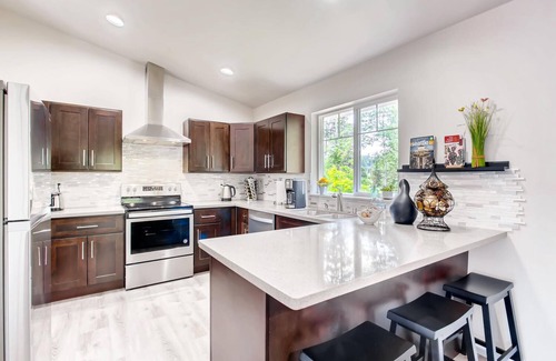 Picnic Point-North Lynnwood House | Modern A/C Home-close to Seattle,Boeing,Snohomish Weddings.Large yard w/firepit