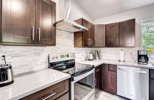 Picnic Point-North Lynnwood House | Modern A/C Home-close to Seattle,Boeing,Snohomish Weddings.Large yard w/firepit