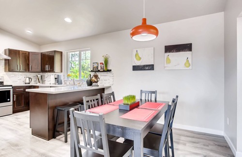 Picnic Point-North Lynnwood House | Modern A/C Home-close to Seattle,Boeing,Snohomish Weddings.Large yard w/firepit