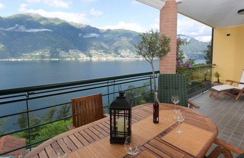 Tronzano Lago Maggiore Apartment | Modern apartment overlooking Lake Maggiore