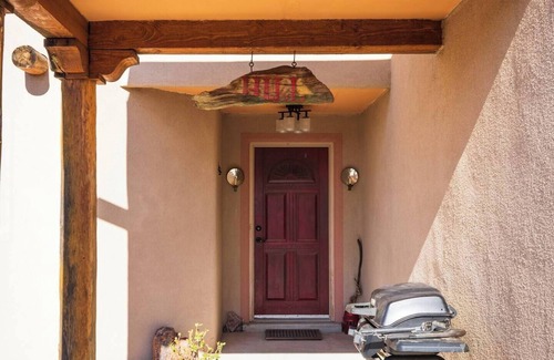 Tyrone House | Modern Adobe close to Downtown