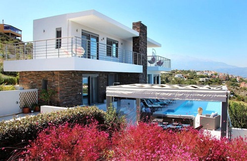Kokkinon Khorion House | Modern Amafli Villa, 3BD, 2BA