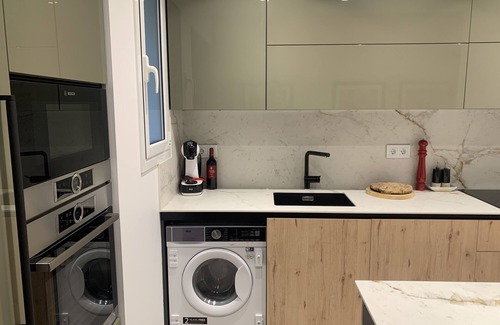 L'Antiga Esquerra de l'Eixample Apartment | Modern Amenities, Antique Charm in the Upscale Eixample district