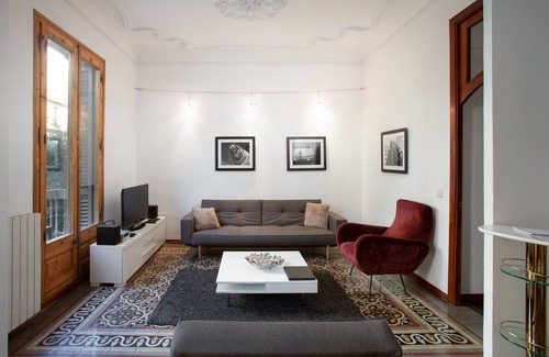 L'Antiga Esquerra de l'Eixample Apartment | Modern Amenities, Antique Charm in the Upscale Eixample district