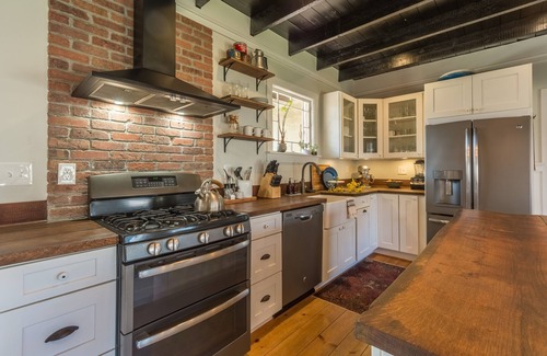 Fort Monmouth Cottage | Modern Americana Cottage with Vintage Vibe - Riverview & Beach 1.5m