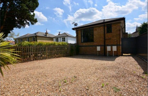 Hampton Wick Apartment | Modern and cozy 2-guest flat with gated parking