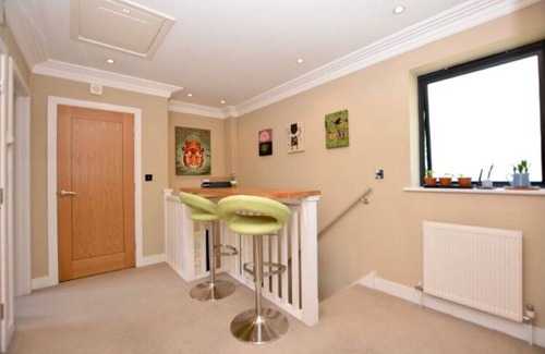 Hampton Wick Apartment | Modern and cozy 2-guest flat with gated parking