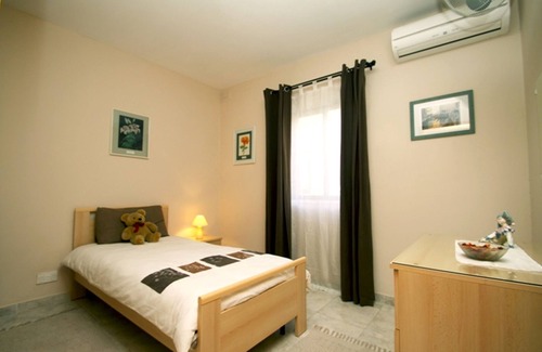 Bugibba Apartment | Modern and Air-conditioned Apartment close to the sea front sleeps 7