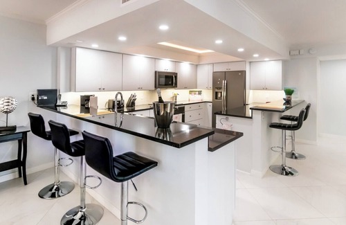 Key Colony Beach Condo | Modern and Bright Remodeled Oceanfront 2bedroom Condo