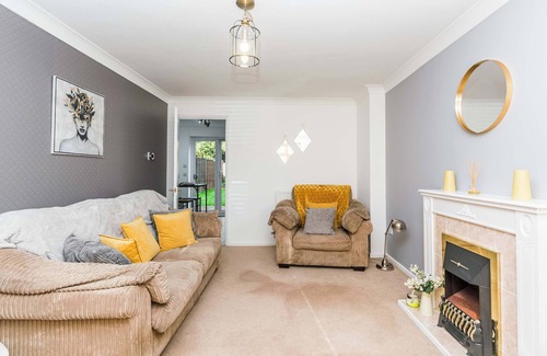 Swindon House | Modern and Bright 3 Bed Swindon Home with Parking