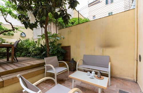 Santo Spirito Apartment | Modern and bright 45 sqm apartment with private patio, perfect for 4 people, located on the ground floor of a period building in good condition. The property is located in Oltrarno district, an extremely quiet and relaxing area, but at the same time very