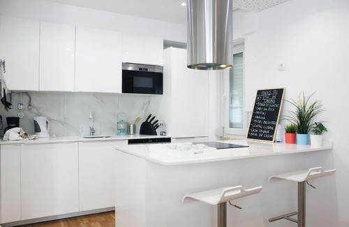 Parede Apartment | Modern and bright apartment close to the beach
