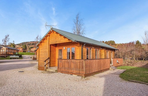 Banchory Ski Chalet | Modern and cosy lodge with one double and en suite walk in shower.